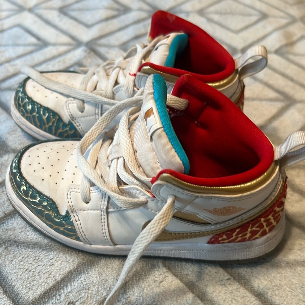 Size 10 toddler Jordan 1’s